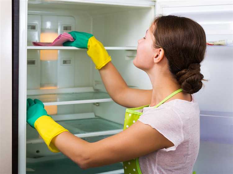 Причины и решения для избавления от неприятного запаха в холодильнике