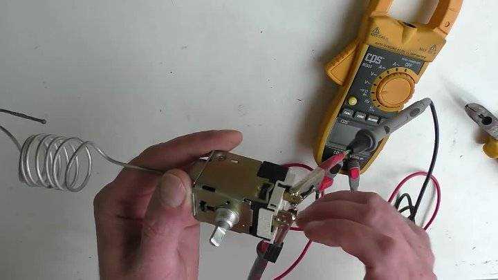 Шаг 3: Отключите провода от старого термостата