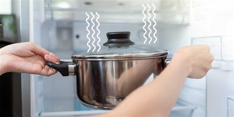 Можно ли ставить горячее в холодильник