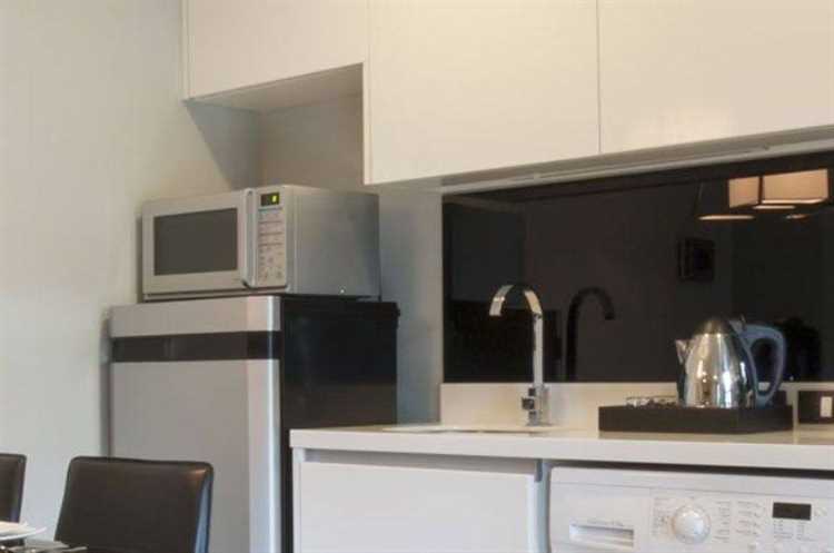 Плюсы установки микроволновки на холодильник: