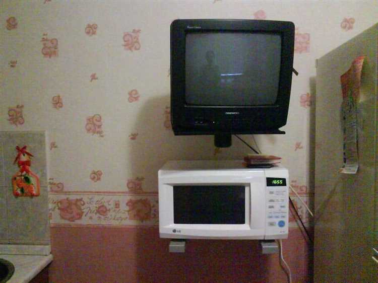 Плюсы и минусы установки телевизора на холодильник